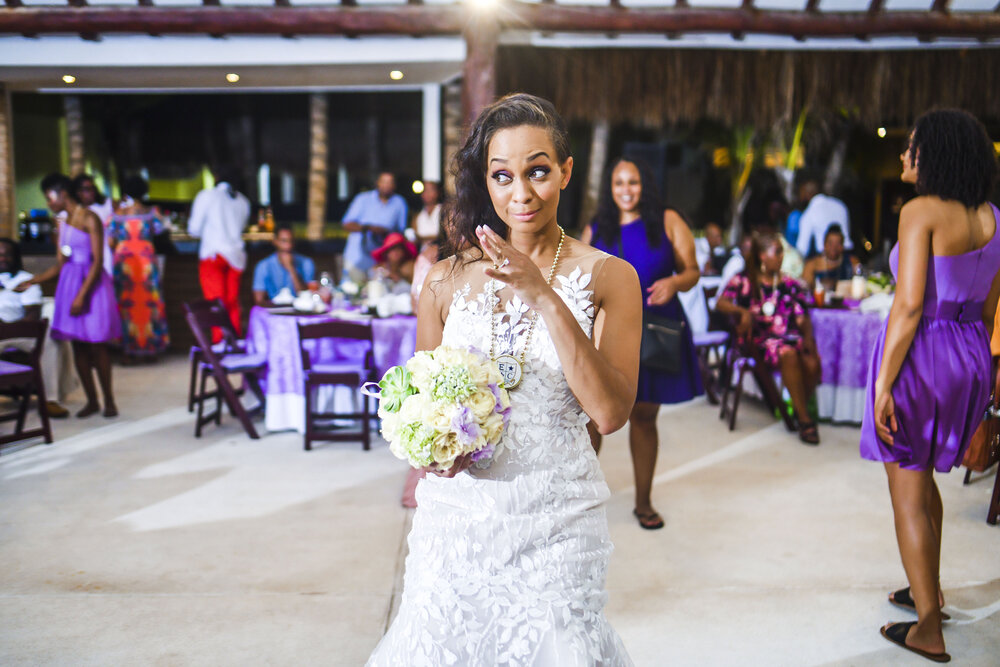 Cancún Wedding- Ed Dorado Royale Resort- Pharris Photography- Reception- Carrie + Eugene- Bouquet Toss