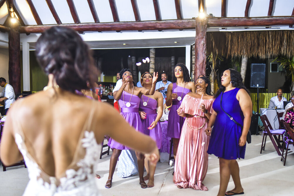 Cancún Wedding- Ed Dorado Royale Resort- Pharris Photography- Reception- Carrie + Eugene- Bouquet Toss