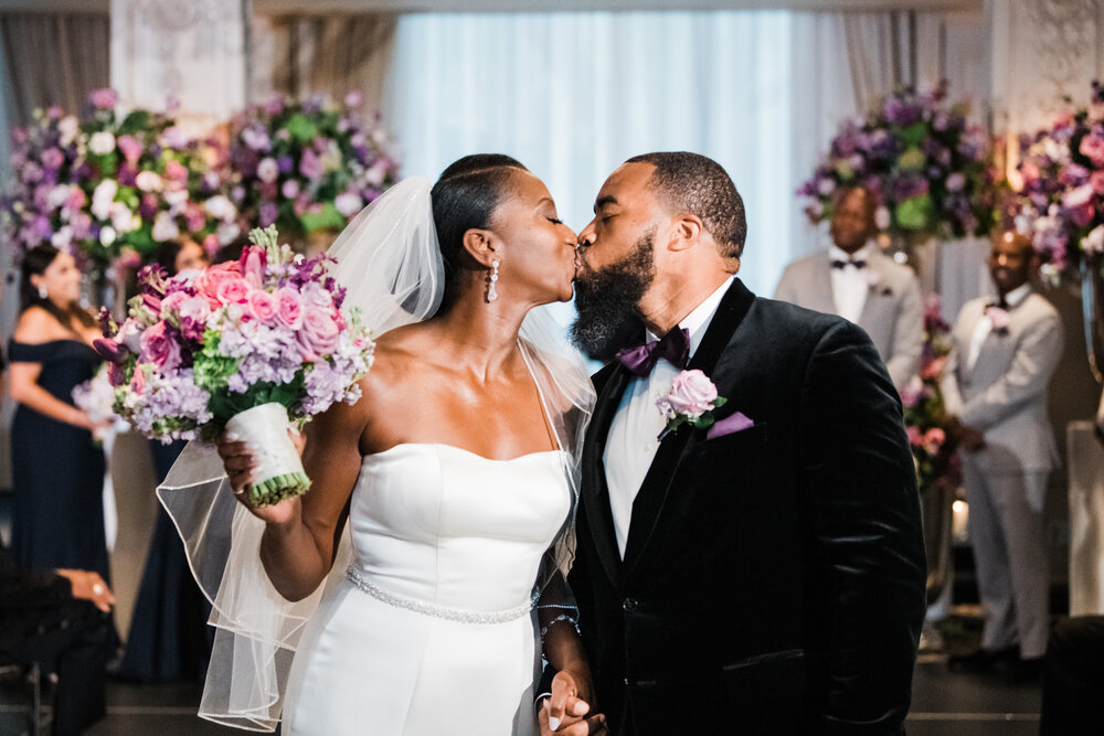 Houston Wedding- Hotel ZaZa- Pharris Photography- Ceremony- Angie + Charles- The Alter- Isle- Kiss